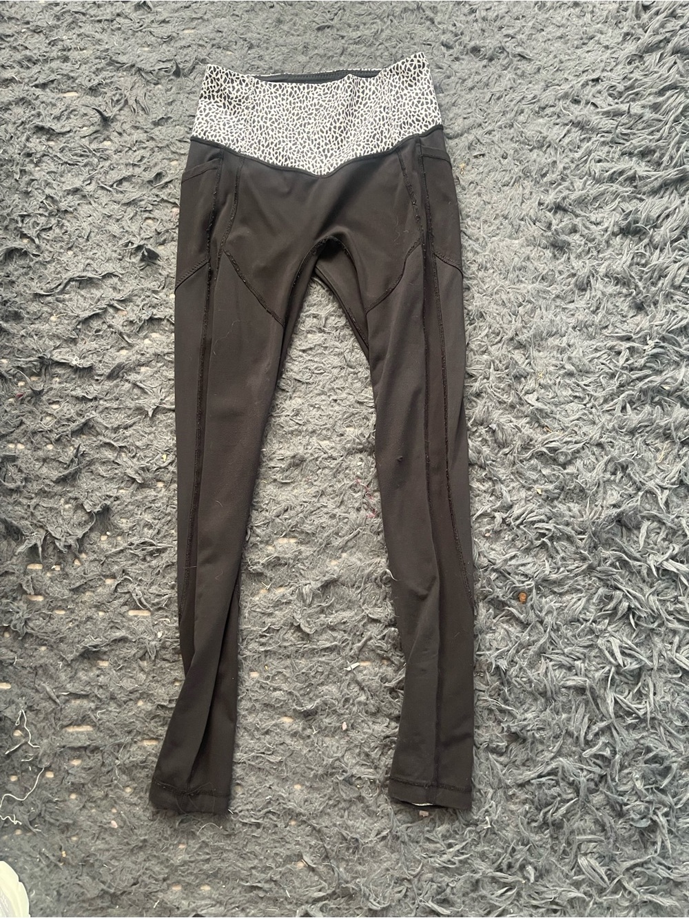 Women’s Lululemon leggings size 6 (small mark on knee not a hole)